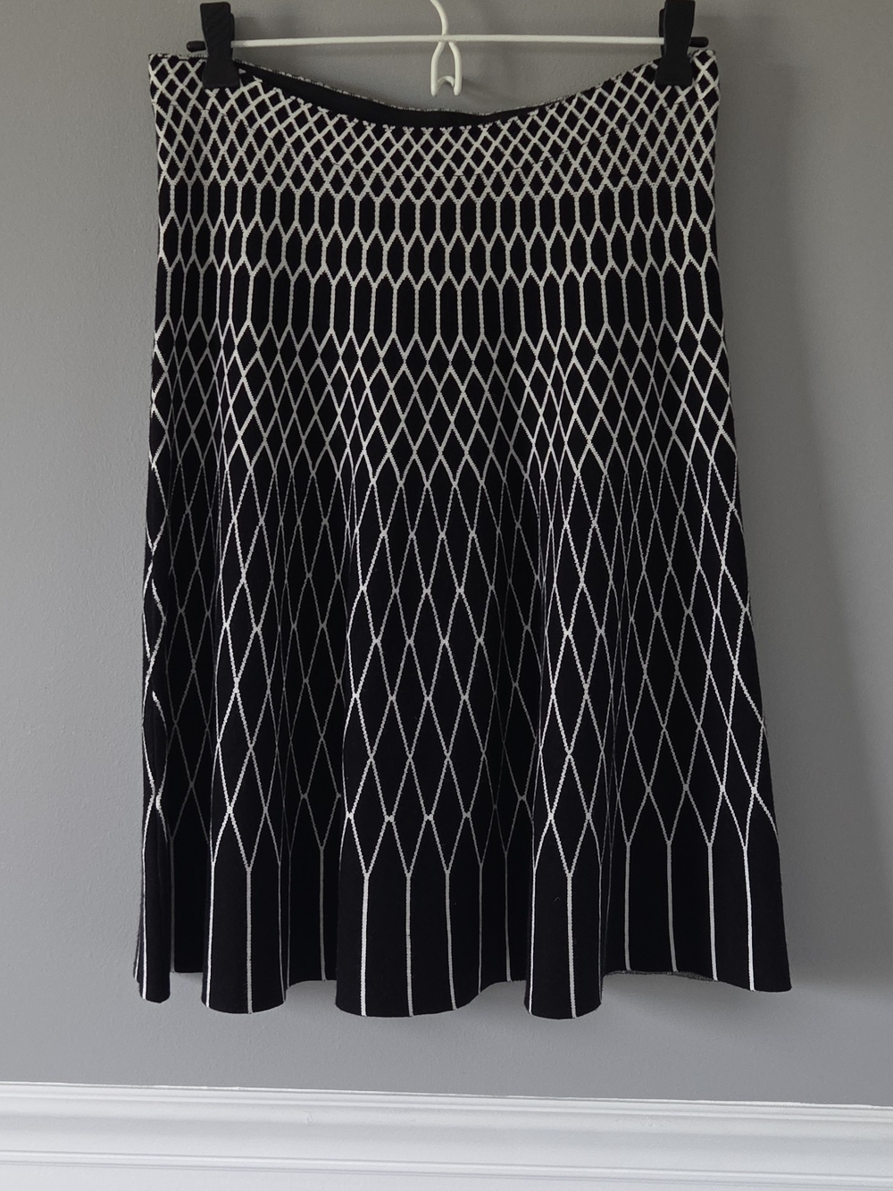 Black and White Geometric Stretchy Knit A-Line Pull-on Flared Skirt Size S
